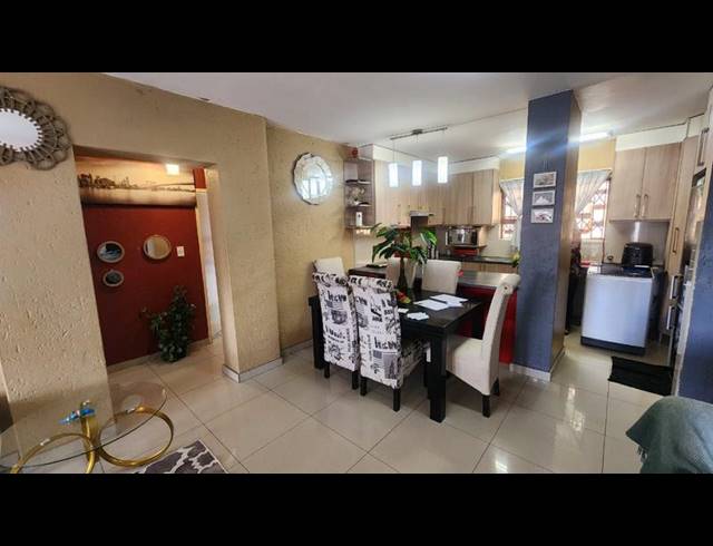 2 BEDROOM TOWNHOUSE FOR SALE IN GLENVISTA